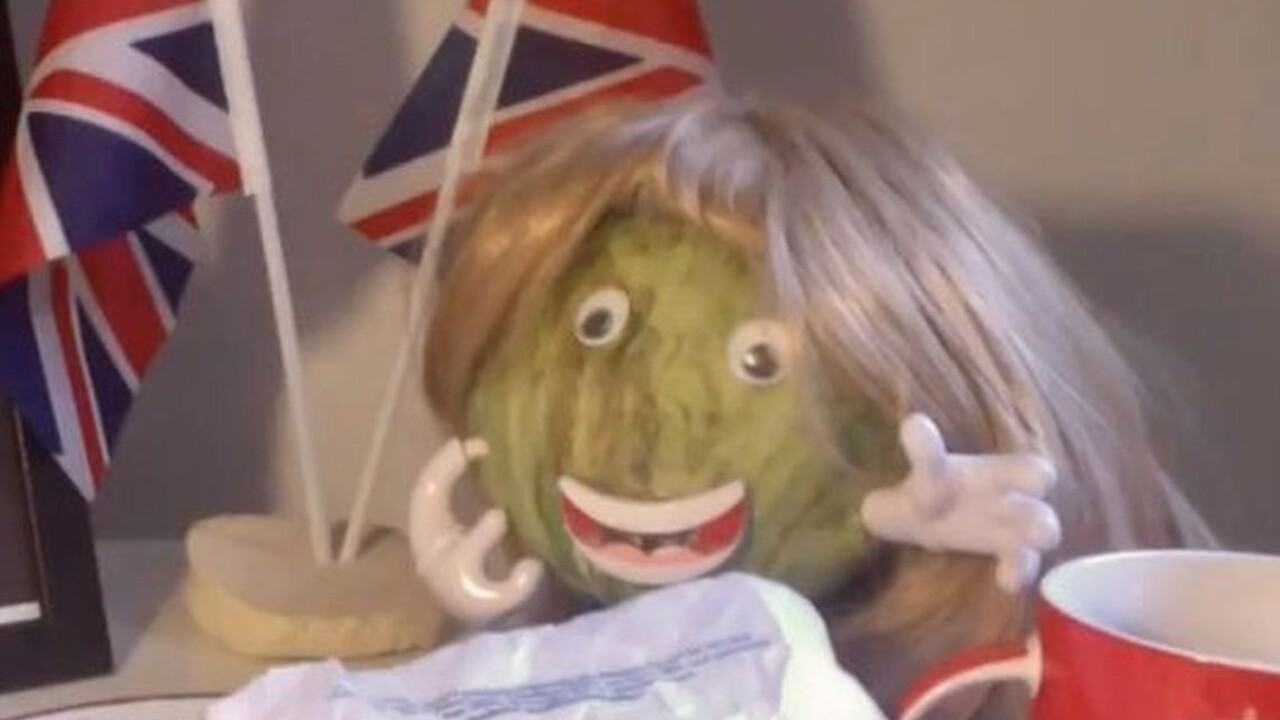 Satirickú britskú stávku o to, kto vydrží dlhšie, vyhrala hlávka ľadového šalátu