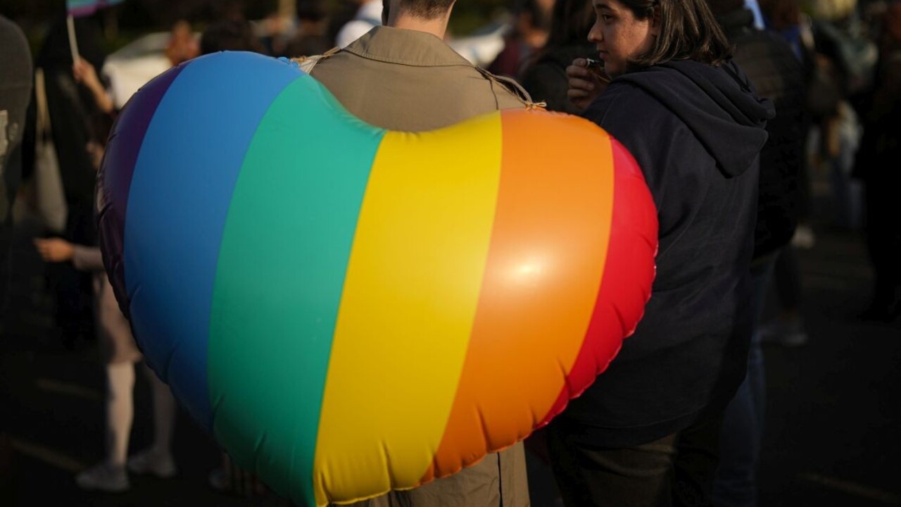 Polícia preveruje útok na dvojicu s dúhovou stužkou. Vaše svedectvo je nevyhnutné, odkazuje
