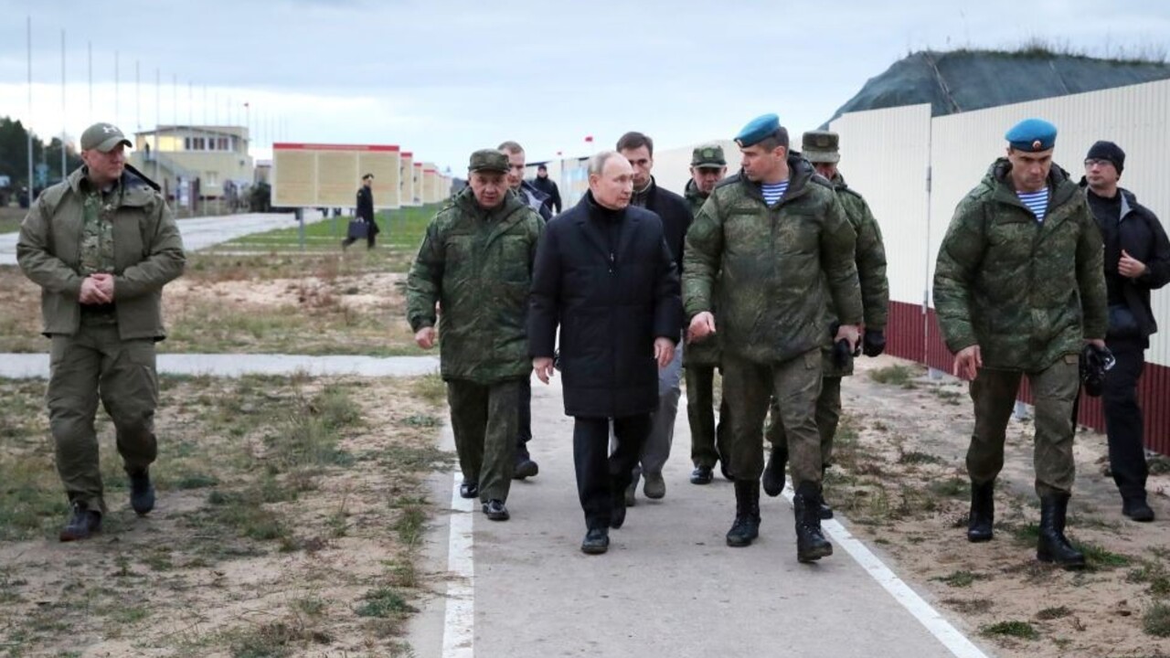 Neustále po ruke. Putin podľa britskej televízie mal pri sebe na návšteve cvičiska jadrový kufrík