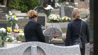 Dôstojná posledná rozlúčka sa stáva luxusom: Ceny pohrebov rastú, štátny príspevok je podľa odborníka nedostatočný