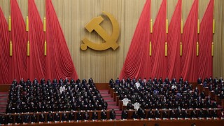 VIDEO: Zjazd komunistov v Pekingu poznačil neobvyklý incident. Bývalého čínskeho prezidenta vyviedli zo sály