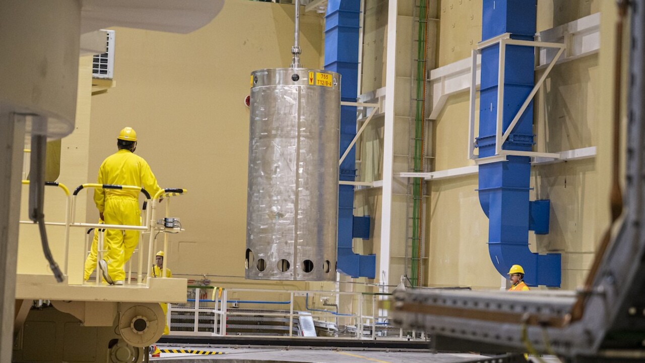 Tretí blok Mochoviec už beží na minimálny kontrolovaný výkon. V reaktore spustili štiepnu reakciu