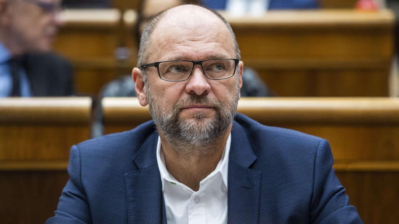 Kompenzácie pre firmy sú možné aj bez schválenia rozpočtu, tvrdí SaS