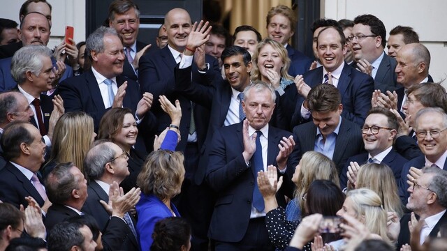 Najväčšie privilégium môjho života, hovorí Sunak. Británii prisľúbil stabilitu, Karol III. ho vymenuje v utorok