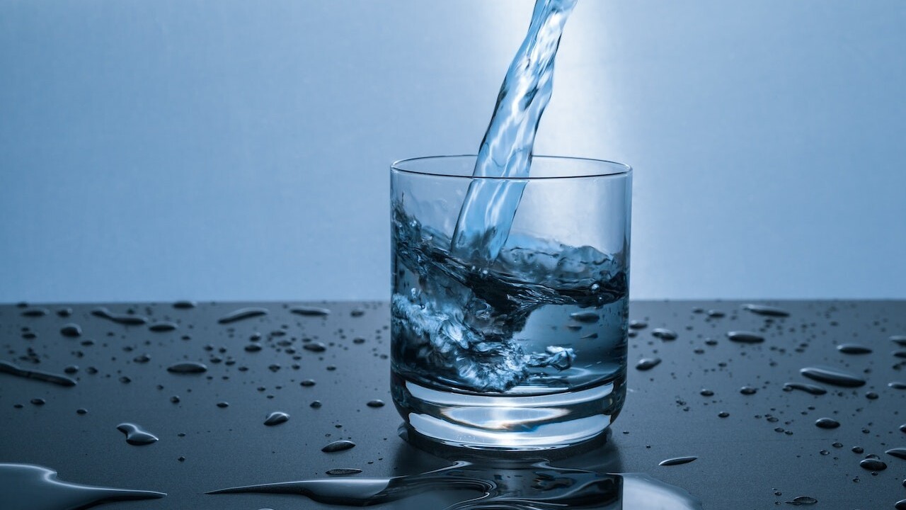 Test s pohárom vody odhalí, ako je na tom vaše zdravie: Preverí stav štítnej žľazy aj vlasov
