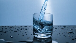 Test s pohárom vody odhalí, ako je na tom vaše zdravie: Preverí stav štítnej žľazy aj vlasov