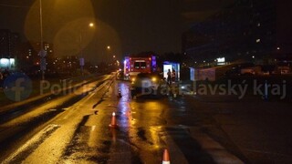 Kolobežkár sa v bratislavskej Petržalke zrazil s autom, utrpel viaceré zranenia