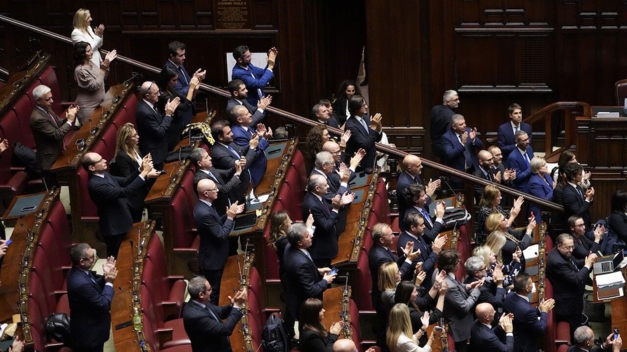 Meloniovej vláda získala dôveru dolnej komory parlamentu. Uspieť by mala aj v hornej komore