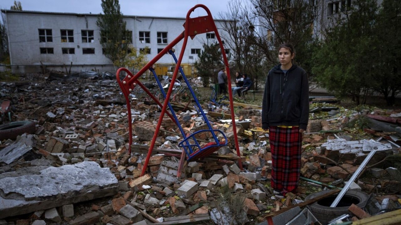 Na ukrajinské Dnipro dopadli úlomky ruskej rakety, zasiahli čerpaciu stanicu. Nehoda si vyžiadala aj obete