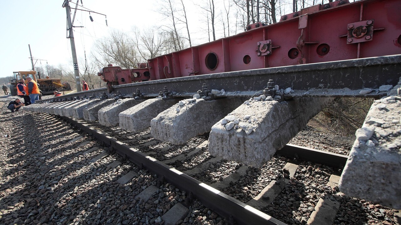Rusi sa usilujú zablokovať ukrajinské transporty, cez skupinu Zastav vagóny sabotujú vlastné železnice