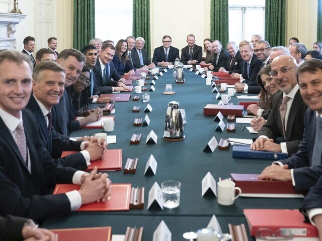 Sunak sa prvýkrát sa stretol s novým kabinetom, predstavenie plánov obnovy britskej ekonomiky odložil