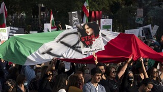 Od smrti Amíniovej ubehlo štyridsať dní, Iránci sa napriek zákazom zhromaždili pri jej hrobe
