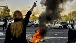Protesty v Iráne pokračovali v Amíníovej rodnom meste. Bezpečnostné zložky začali strieľať do davu