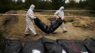 Ukrajinci na oslobodených územiach exhumovali zhruba tisíc tiel. Ide aj o pozostatky civilistov a detí
