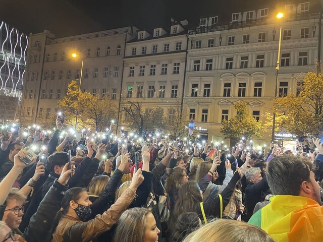 V Prahe sa zhromaždili tisícky ľudí, uctili si pamiatku obetí streľby na Zámockej ulici