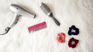 Ako vyčistiť kefy na vlasy a hrebene: Pripravte im špeciálny kúpeľ a potom dezinfekciu