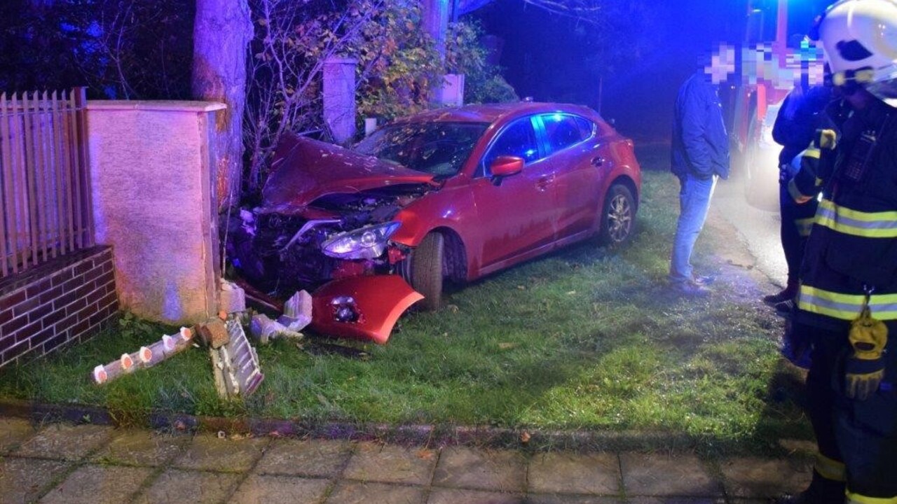 Opitý vodič pri Trnave narazil autom do plotu rodinného domu. Ďalší nafúkal vyše dve promile
