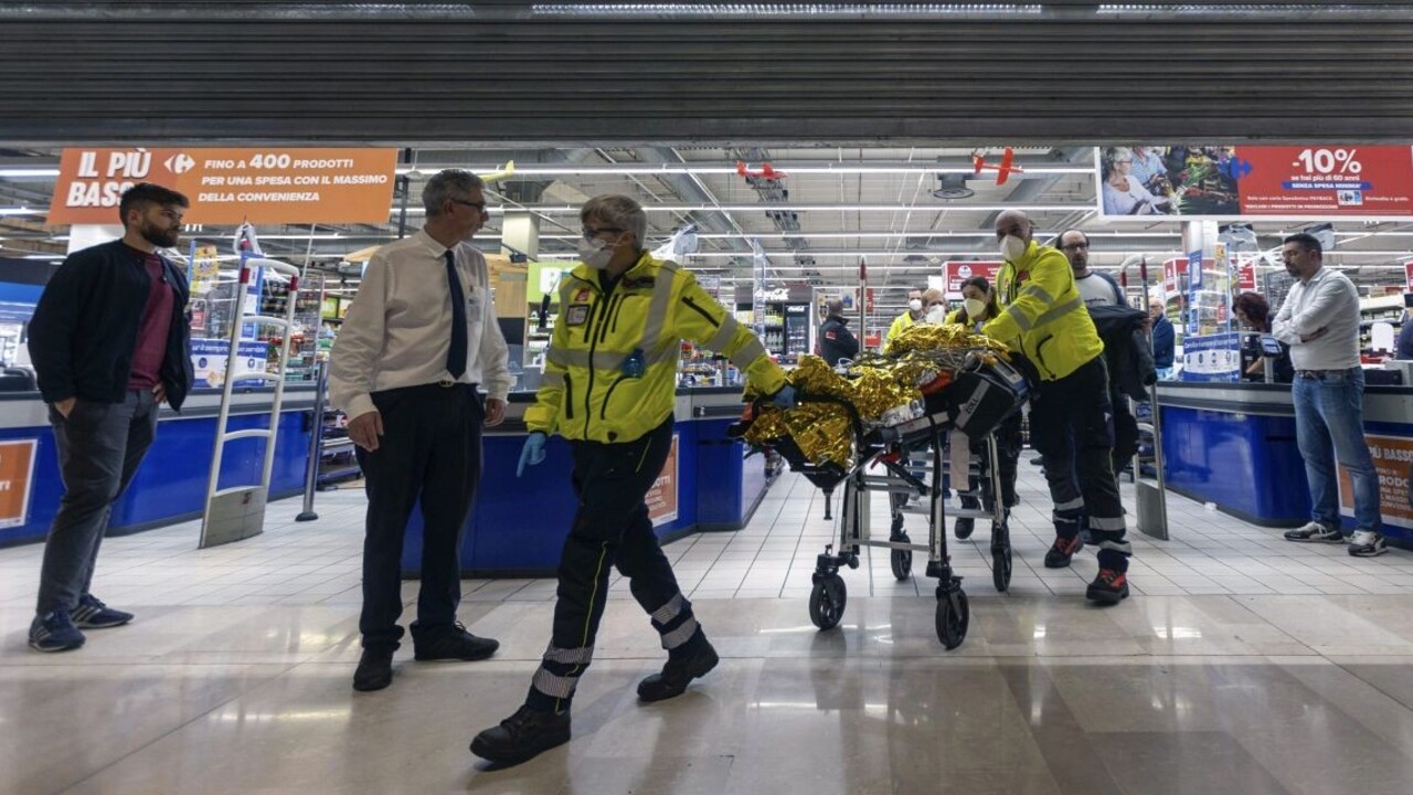 Útok nožom v nákupnom centre v Miláne si vyžiadal jednu obeť, štyria ľudia sú zranení