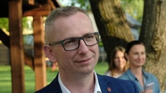 Poslanec českých ľudovcov zverejnil, že je gay, aj kvôli útoku na Zámockej