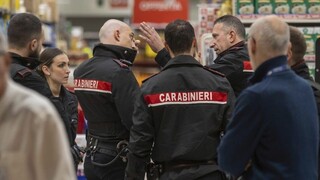 V talianskych kasárňach vyčíňal policajt. Zastrelil svojho veliteľa a zadržiaval rukojemníkov