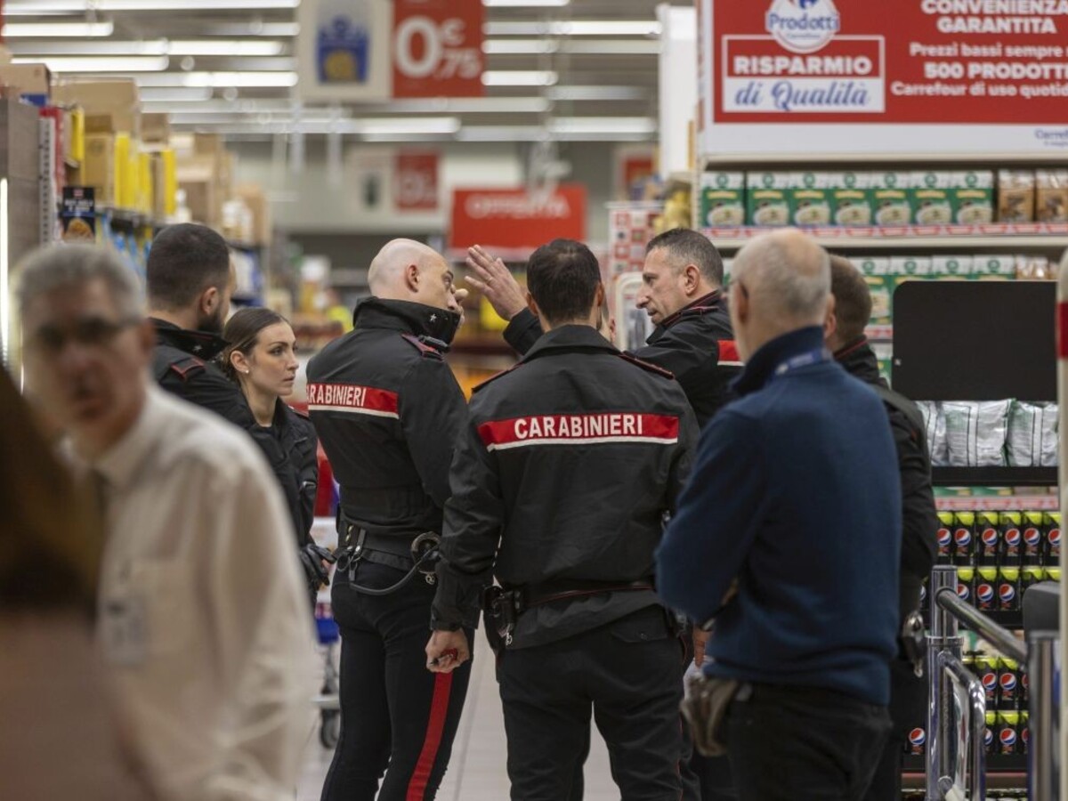 V talianskych kasárňach vyčíňal policajt. Zastrelil svojho veliteľa a zadržiaval rukojemníkov