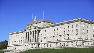 Lehota na zostavenie vlády vypršala. V Severnom Írsku budú predčasné voľby, presný dátum nestanovili