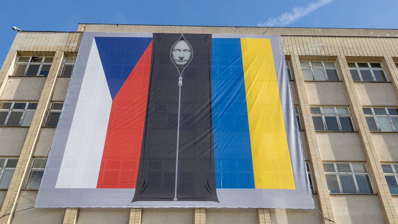 České ministerstvo vnútra vyvesilo na svoju budovu vlajku s podobizňou Putina vo vaku na mŕtvoly