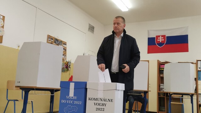 Boris Kollár vo volebnej miestnosti