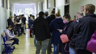 Voliči sa dlho rozhodovali. V niektorých mestských častiach Bratislavy sa čakalo až 30 minút