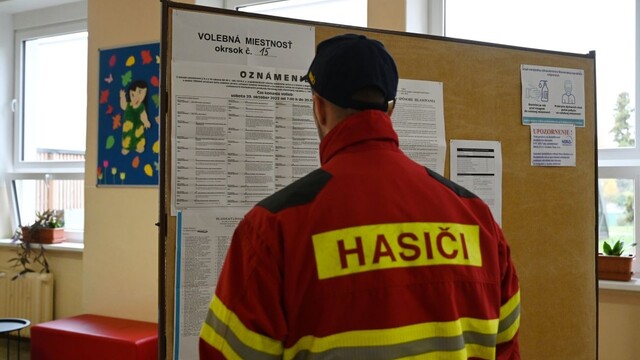 Trnavský hasič prichádza do volebnej miestnosti