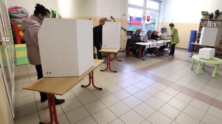 Žena v Dolných Semerovciach krúžkovala kandidátov namiesto voličov, preveruje ju polícia