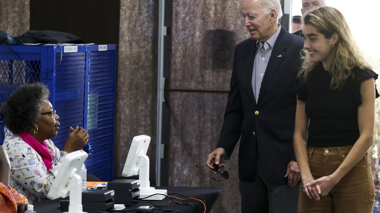 Biden v predstihu odvolil v tzv. midterms voľbách. Rozhoduje sa o všetkých kreslách