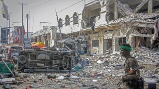 Pri výbuchoch áut v Somálsku zomrelo najmenej sto ľudí, hlásia aj tristo zranených