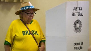 Brazílčania volia prezidenta. Prieskumy predpovedajú tesný súboj