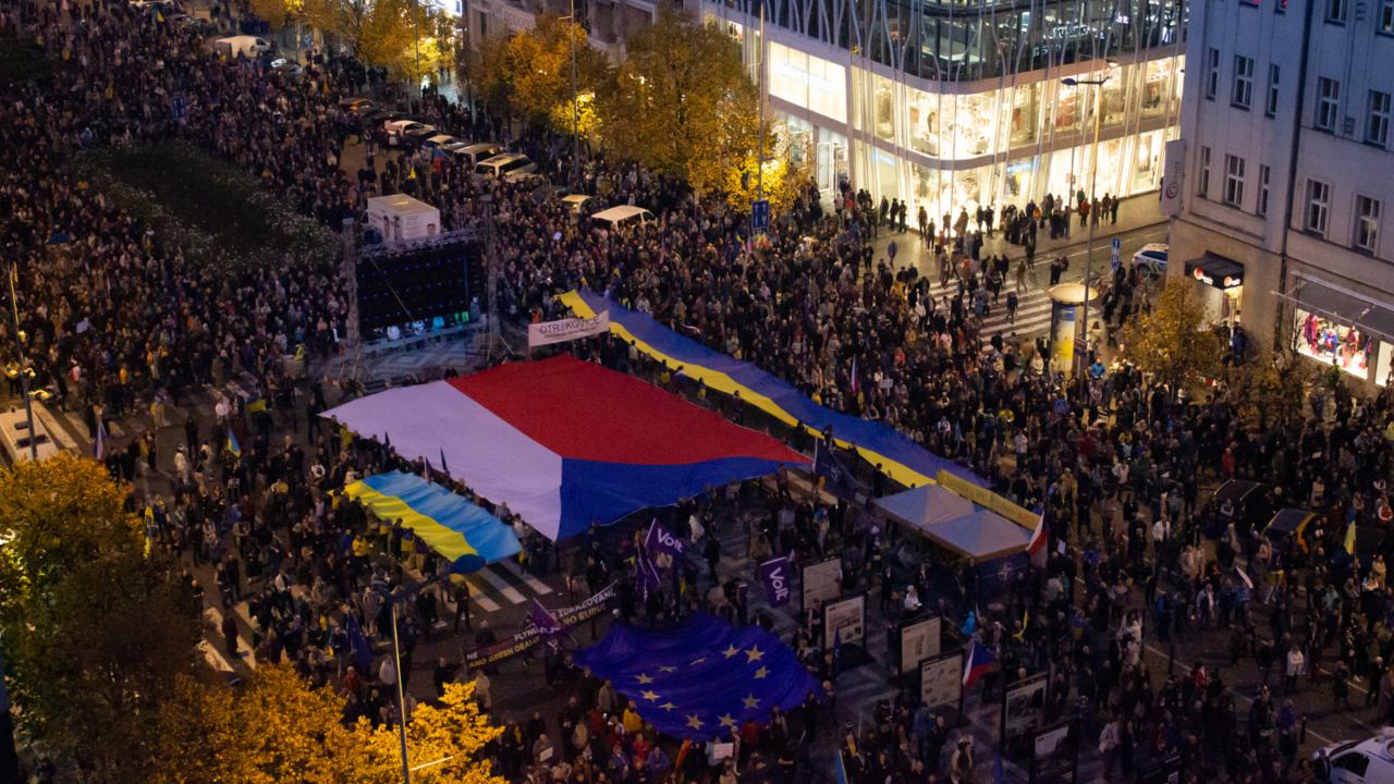 Václavské námestie v Prahe opäť zaplavili desaťtisíce ľudí. Demonštrovali proti strachu a nenávisti