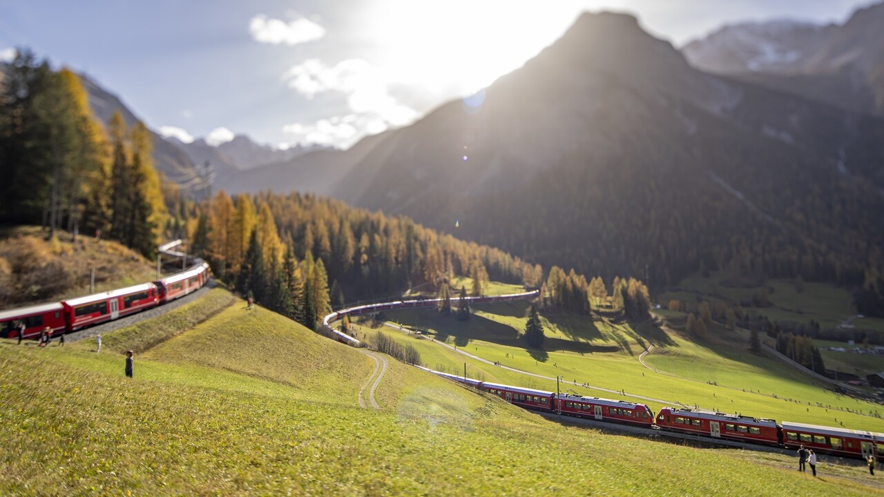 FOTO: Švajčiari vypravili najdlhší osobný vlak na svete. Meral takmer dva kilometre