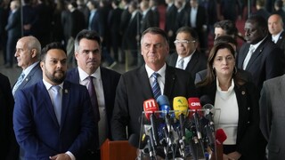 Bolsonaro sa nevie zmieriť s porážkou. Síce sa zaviazal dodržiavať ústavu, no jeho voliči protestujú