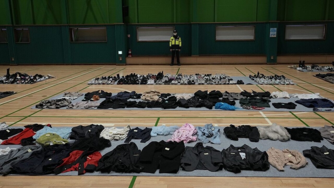 Soul sa spamätáva z tragickej tlačenice. V hale zhromaždili takmer dve tony vecí obetí aj preživších