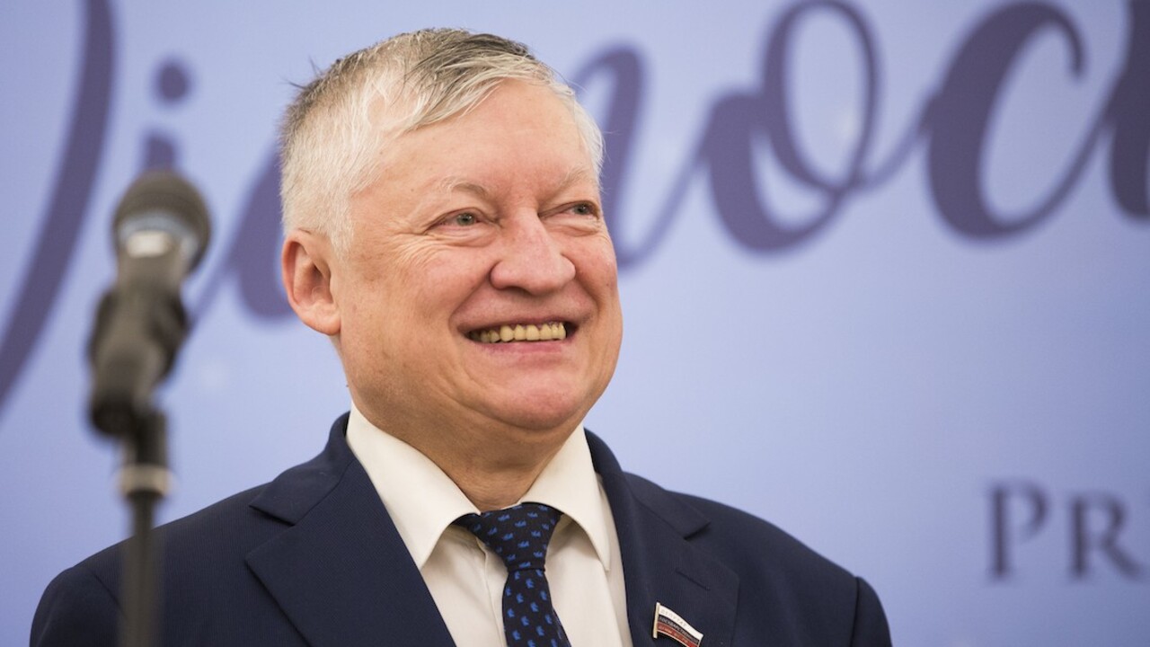 Napadli ho, opil sa alebo spadol sám? Ruský šachový veľmajster Karpov leží v nemocnici