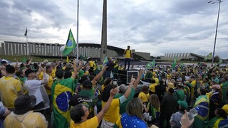 Bolsonarovi priaznivci pokračujú v demonštráciách po Brazílii. Žiadajú zásah armády proti víťazovi volieb