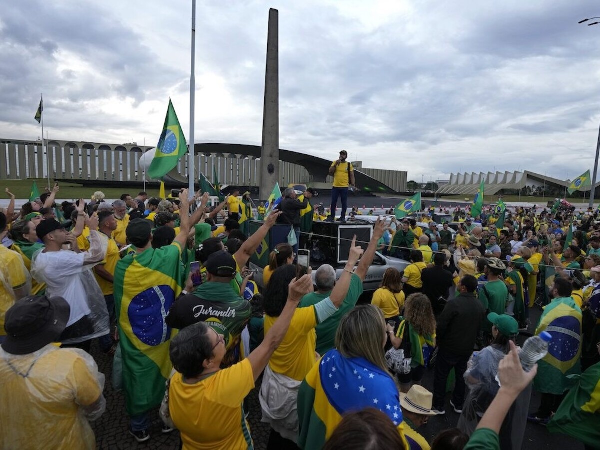 Bolsonarovi priaznivci pokračujú v demonštráciách po Brazílii. Žiadajú zásah armády proti víťazovi volieb
