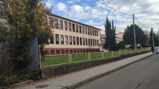 Na útok sekerou v Novákoch reaguje školský výbor, bude sa zaoberať agresiou na školách