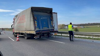 VIDEO: Na diaľnici D1 sa zrazili tri nákladiaky. V úseku sa tvorí kolóna, zdržíte sa desiatky minút
