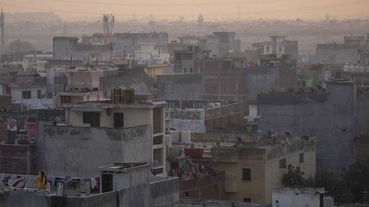 Megamesto sa dusí, zahalil ho nezdravý sivý koktail. Ľuďom slzia oči a škriabe ich v hrdle, zatvoria sa aj školy