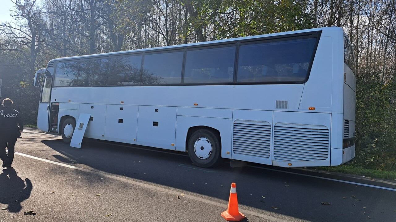 Česi z havarovaného autobusu cestovali do Veľkého Medera. Náhradný autobus ich odvezie späť domov