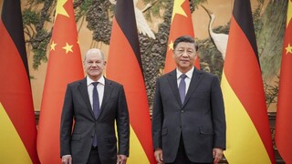 Scholza v Pekingu privítal čínsky prezident, kancelár vyzval na kroky voči Rusku