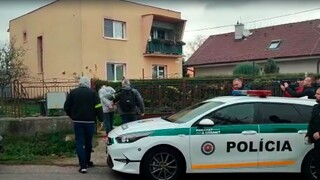 Tínedžera, ktorý útočil na strednej škole v Novákoch sekerou, obvinili z pokusu o úkladnú vraždu