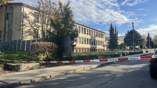 Súd vzal do väzby študenta, ktorý v Novákoch zaútočil na spolužiakov sekerou