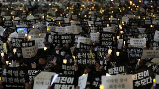 Ľudia si pripomenuli obete tlačenice v Soule. Obvinili úrady, že situáciu nezvládli