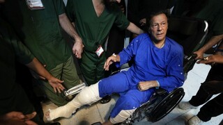 Pakistanský expremiér Chán bol prepustený z nemocnice, chce pokračovať v proteste